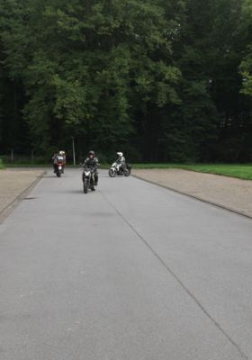 Sicherheitstraining für Motorradfahrer auf dem Übungsplatz