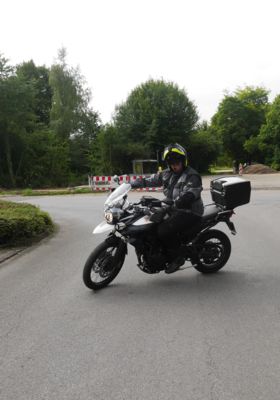 Sicherheitstraining für Motorradfahrer auf dem Übungsplatz