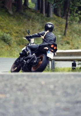 Foto einer Kurvenfahrt mit Motorrad